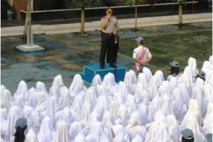 Kapolres saat menjadi pembina upacara di SMAN 1 dalam program Police Goes To School.